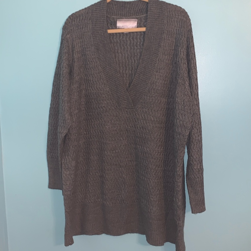 Avenue 26/28 gray deep V-neck long sleeve heavy knit sweater